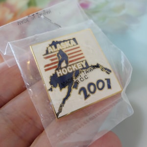 Pin de solapa oficial de hockey sobre hielo de Alaska 2001, sellado. Pin de solapa coleccionable con tachuelas. Esmalte dorado. Recuerdo de hockey sobre hielo de Alaska.