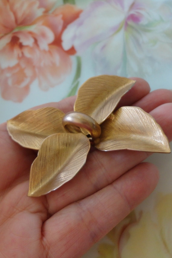 Vintage Textured Petals Flower Brooch Pin Gold Pl… - image 2