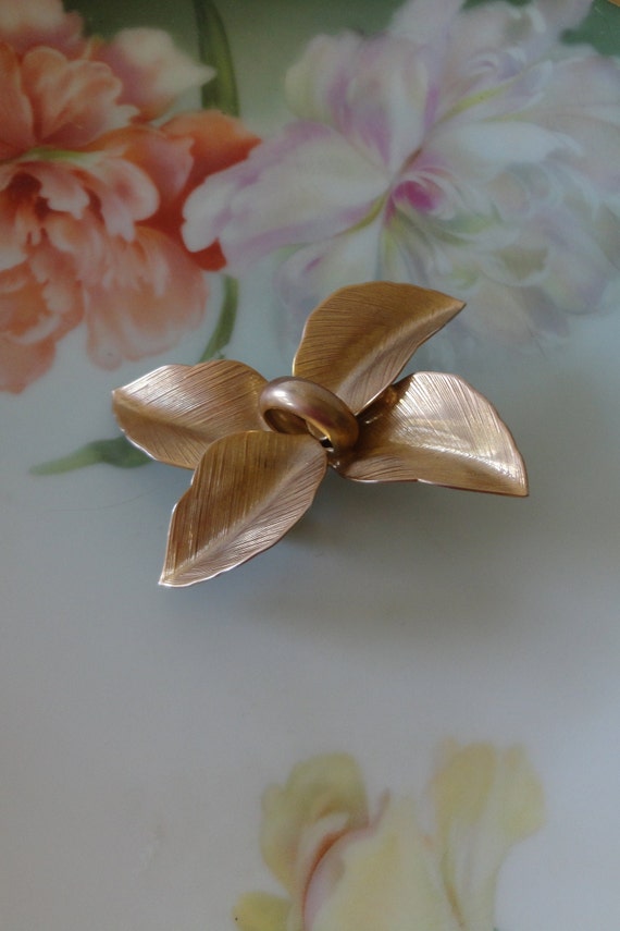 Vintage Textured Petals Flower Brooch Pin Gold Pl… - image 3