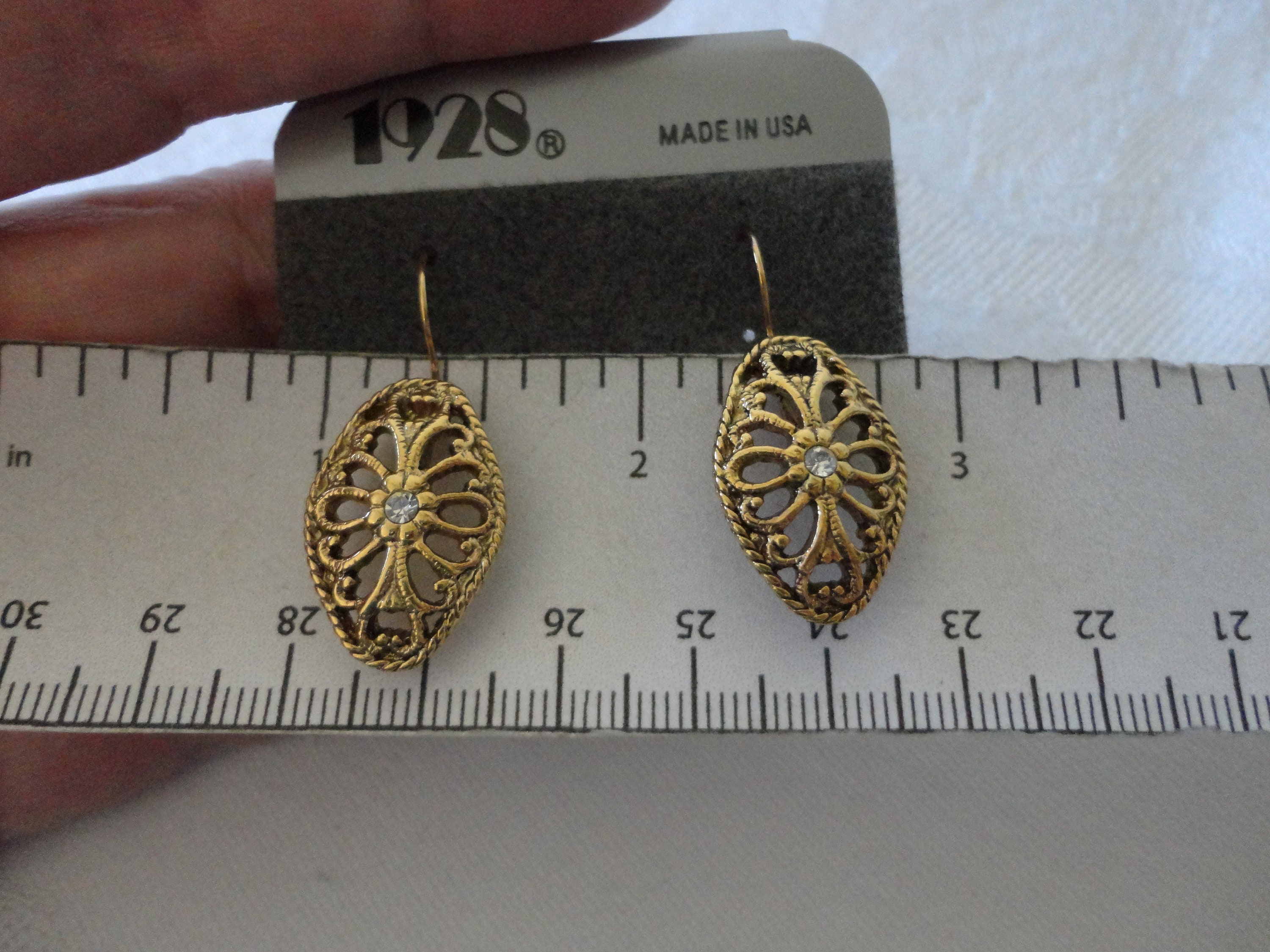 1928ブランド クリスタルアクセントピアス クラシックフェミニン