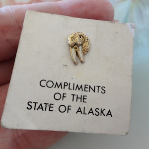 Pin de morsa vintage conmemorativo del estado de Alaska, prendedor de solapa, prendedor de corbata, tarjeta original de mediados de siglo, &quot;Cortesía del estado de Alaska&quot;.