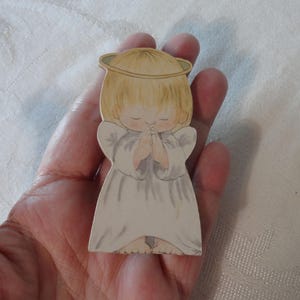 Vintage Angel Broche Pin Hallmark Dayspring Bidden Meisje Papier Angel Artisan Decoupage op Hout Sweet Expression Christmas Angel Pin