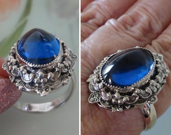 Vintage WHITING & DAVIS Cocktail Ring Blue Art Glass Cabochon Ornate Floral Scroll Frame Silver Plated Metal Estate Jewelry Sz 6 Adjustable