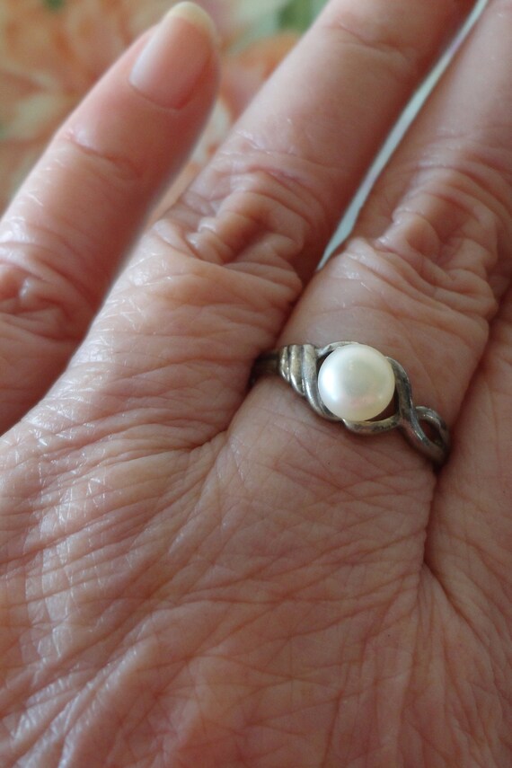 Vintage Sterling Silver Pearl Ring Size 8 Has Des… - image 7