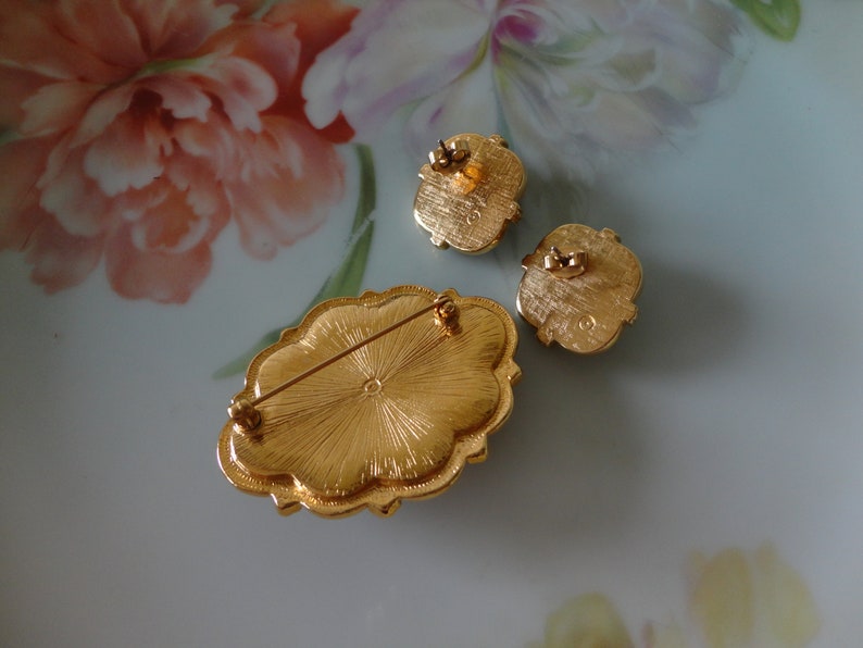 Vintage Avon 1988 Victorian Spring COMPLETE Set Pink Cabochon /& Seed Pearls Brooch Pin Matching Pierced Earrings Lovely Estate Set