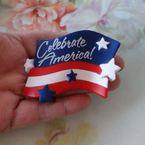Vintage Markenzeichen "Celebrate America!" Brosche Pin Hartplastik Winken Amerikanische Flagge Old Glory Hallmark Cards Vaterländischen Feiertag 4.Juli Pin