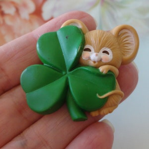 Vintage 1989 Hallmark Shamrock & Mouse Broche Pin Hard Plastic St Patrick's Day Green Shamrock en Mouse Vintage Hallmark Cards Holiday Pin