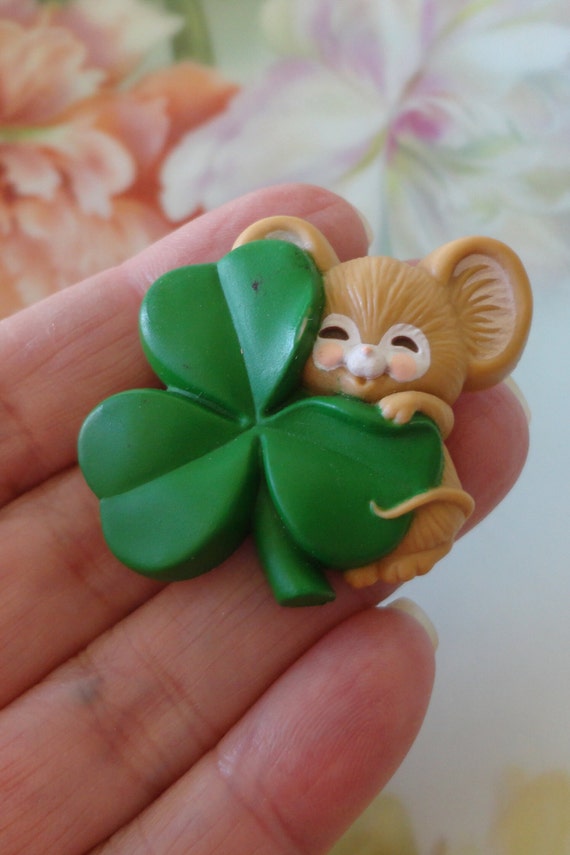 Vintage 1989 Hallmark Shamrock & Mouse Brooch Pin 