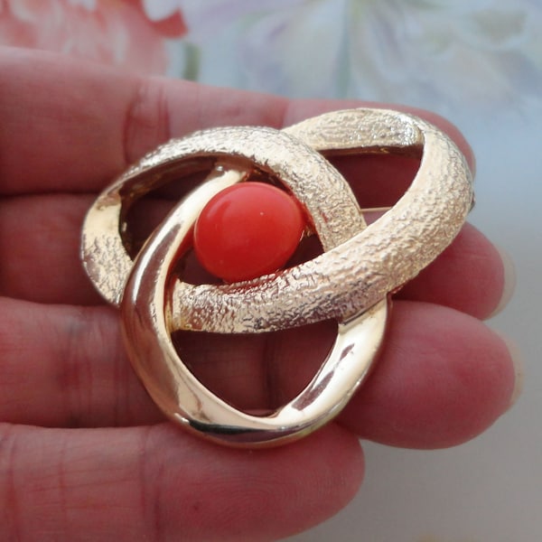 Vintage 1970 Sarah Coventry "Orbit" Brooch Pin Coral Bead Center Textured & Polished Gold Plated Metal Intertwined Atomic Era Estate Find