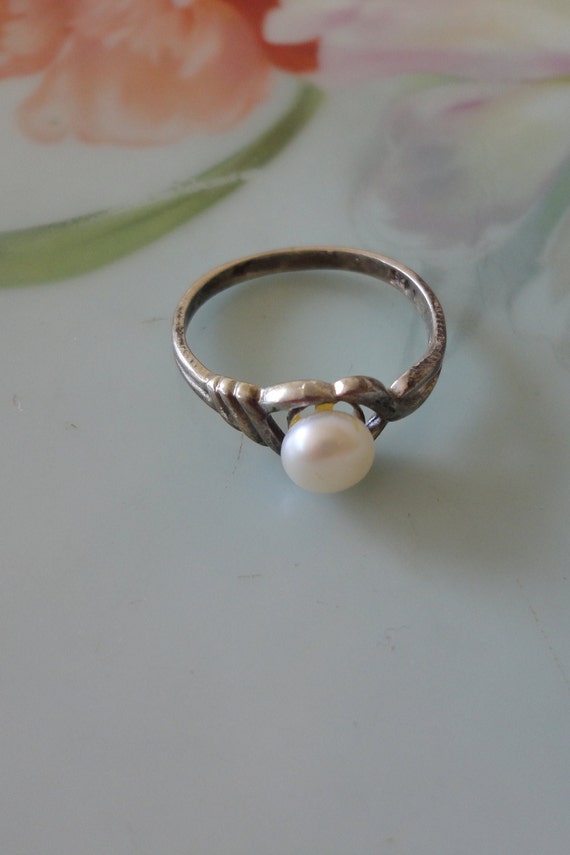Vintage Sterling Silver Pearl Ring Size 8 Has Des… - image 6