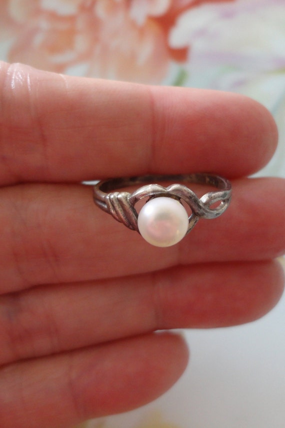 Vintage Sterling Silver Pearl Ring Size 8 Has Des… - image 4