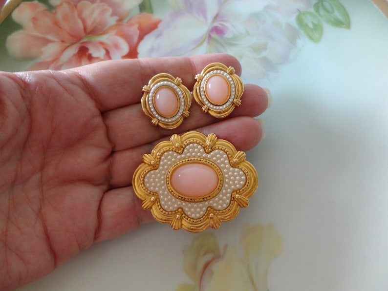 Vintage Avon 1988 Victorian Spring COMPLETE Set Pink Cabochon /& Seed Pearls Brooch Pin Matching Pierced Earrings Lovely Estate Set