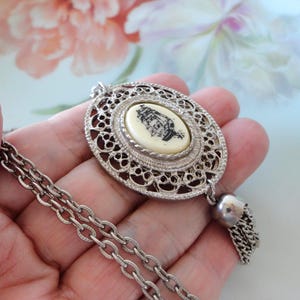 Vintage Segelschiff Quaste Anhänger Halskette Imitation Scrimshaw Galleone Schiff Harz Einsatz Silber Metall Filigrane Rahmen 24 "geätzte Gliederkette