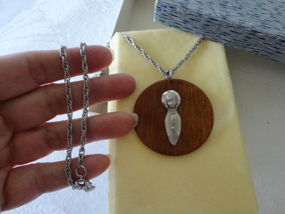 Mid Century Pewter Virgin Mary & Myrtle Wood Disk… - image 4