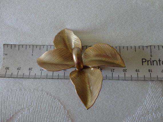 Vintage Textured Petals Flower Brooch Pin Gold Pl… - image 7