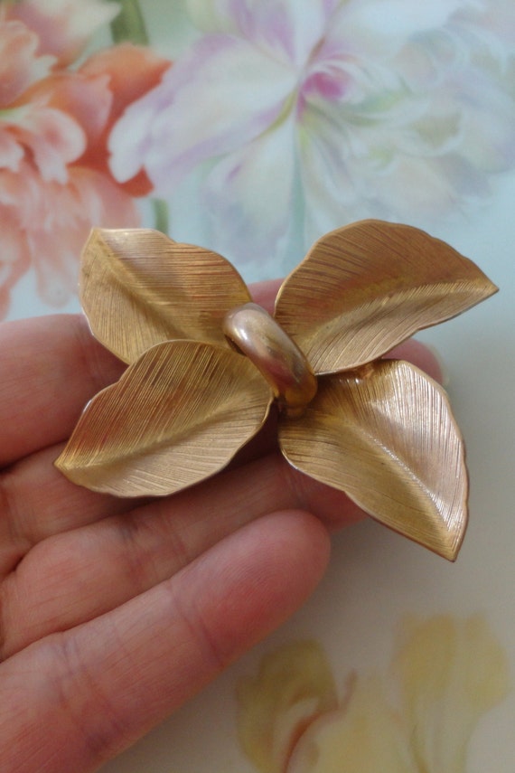 Vintage Textured Petals Flower Brooch Pin Gold Pla