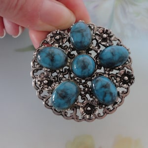 Vintage Faux Turquoise Brosche 1970er Jahre Schmuck Schweres versilbertes Metall Simulierte Faux Turquoise Open Cut-Out Design Brosche Pin