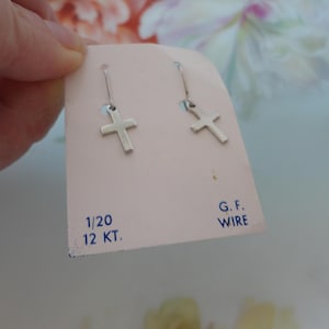 Pendientes colgantes de cruz vintage NOS, nuevos, de antiguo stock, en tarjeta de venta original, de metal plateado, 1/20, rellenos de oro blanco GF de 12 kt, con forma de riñón.