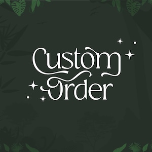 Op de afbeelding: Een donkergroene achtergrond met witte tekst die "Custom Order" luidt met witte sterren aan weerszijden van de tekst.