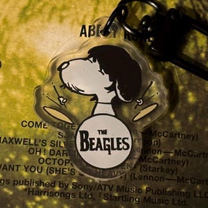 Charm acrílico de Snoopy de los Beatles / BlueJayWayCo