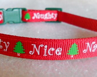 Może przedstawiać: Czerwony regulowany obroża dla zwierząt domowych z białym napisem "Naughty or Nice" z zielonym wzorem choinki po obu stronach.