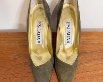 Zapatos de salón vintage Escada de ante oliva de los años 80 con tacones metálicos esculturales: zapatos de diseñador icónicos, tacones de fiesta retro glamurosos, artículos de colección de lujo.