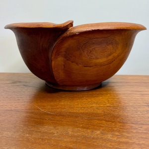 Vintage 1960s Sculptural Walnut Bowl – Mid Century Modern Studio Craft – American Artisan Woodwork – Rare Collector Piece, Vintage Kitchen