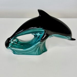Vintage Poole keramik delfinfigur, svart & blågrön glaserad keramikkonst – Tillverkad i England – Ocean Coastal Decor – Retro Nautical Collectible