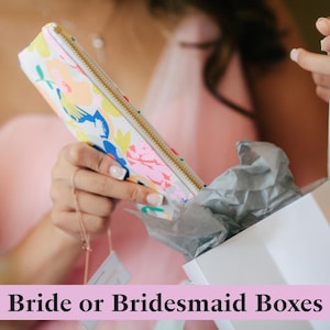 coffrets cadeaux vintage pour la mariée et la demoiselle d'honneur, anciens, nouveaux, empruntés et bleus, cadeaux mystères avec des messages en dé à coudre, personnalisables et emballés