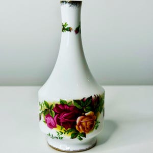 Royal Albert Old Country Roses Bud Vase – Bone China Floral Vase – Made in England – Vintage Gold Trim Rose Decor – Collectible Royal Albert