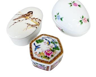 Juego de 3 cajas de baratijas de porcelana vintage Otagiri de Japón, cajas de tocador con diseño floral de pájaros, juego de cajas de joyería de cerámica japonesa, decoración de tocador pintada a mano