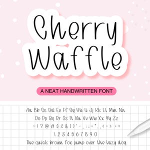 Può includere: Una visualizzazione digitale del carattere Cherry Waffle, caratterizzato da uno stile scritto a mano con lettere nere su sfondo bianco. L'immagine include l'alfabeto completo, numeri, punteggiatura e la frase The quick brown fox jump over the lazy dog.