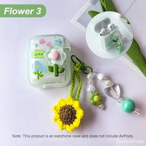 Puede incluir: Funda transparente para auriculares con diseño floral, con una flor 3D y un dije de girasol de ganchillo. La funda tiene la palabra "Cute" impresa. Un dije decorativo de cuentas está adjunto.
