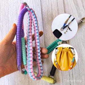 Puede incluir: Una colección de cordones y correas de paracord coloridos. La imagen principal muestra una mano sosteniendo tres correas trenzadas en morado, rosa y azul, y verde menta. Imágenes adicionales muestran detalles de las correas y una bolsa amarilla con cordón.