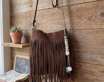 Bolso bandolera con flecos y nombre personalizado, bolso de ante estilo bohemio, bolso de hombro con cuentas personalizado, bolso estilo western con borlas, bolso ligero para uso diario.