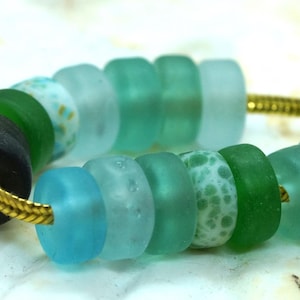 Set med 15 handgjorda distanspärlor i återvunnen flaska med havsglaseffekt, SMÅ