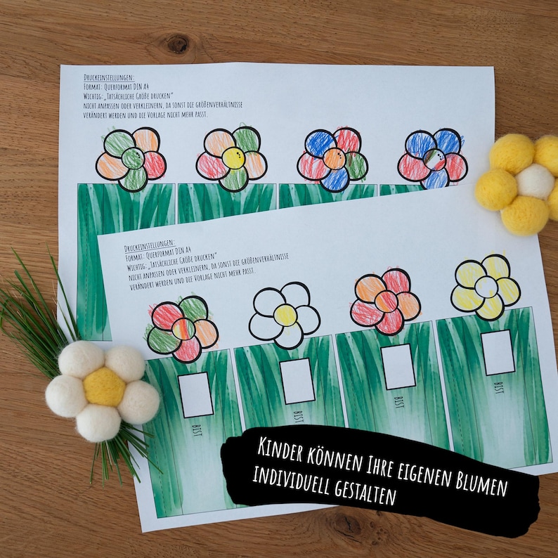 May include: Two white sheets of paper with printed flower templates featuring green stems and blank flower heads. The text reads Druckeinstellungen: Format: Querformat DIN A4. Wichtig: Tats&auml;chliche Gr&ouml;&szlig;e drucken. Two felt flower decorations are included.