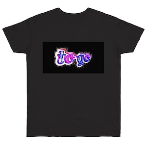 Puede incluir: Camiseta negra con un gráfico de "to go" en rosa neón y azul en la parte delantera.