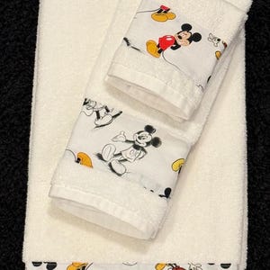 K&ouml;nnte beinhalten: Ein Set aus drei Keramikbechern mit gesprenkelter, matter Oberfl&auml;che. Die Becher sind in den Farbt&ouml;nen Creme, Hellgrau und Dunkelgrau gehalten. Jeder Becher hat ein schlichtes, minimalistisches Design, ideal f&uuml;r Kaffee oder Tee.