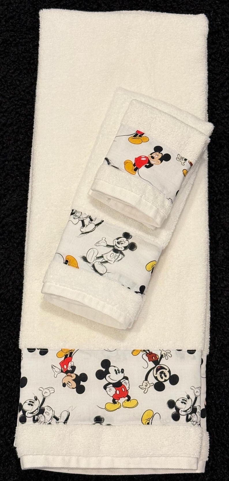 K&ouml;nnte beinhalten: Ein Set aus drei Keramikbechern mit gesprenkelter, matter Oberfl&auml;che. Die Becher sind in den Farbt&ouml;nen Creme, Hellgrau und Dunkelgrau gehalten. Jeder Becher hat ein schlichtes, minimalistisches Design, ideal f&uuml;r Kaffee oder Tee.