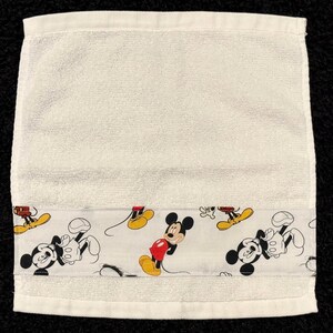 K&ouml;nnte beinhalten: Ein Set aus drei Keramikbechern mit gesprenkelter, matter Oberfl&auml;che. Die Becher sind in den Farbt&ouml;nen Creme, Hellgrau und Dunkelgrau gehalten. Jeder Becher hat ein schlichtes, minimalistisches Design, perfekt f&uuml;r Kaffee oder Tee.