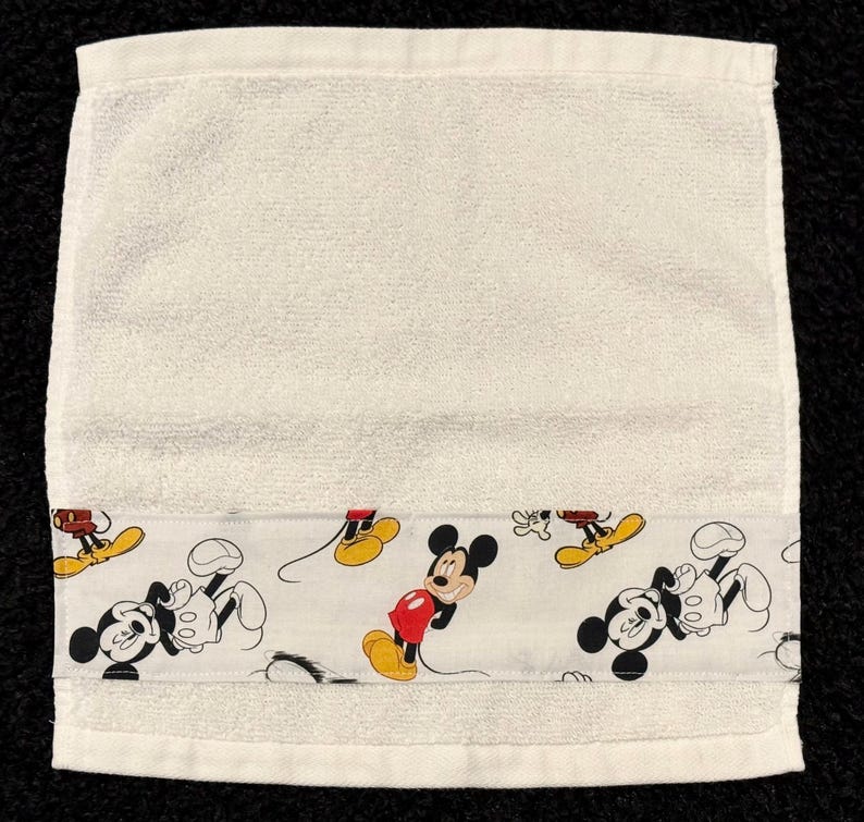 K&ouml;nnte beinhalten: Ein Set aus drei Keramikbechern mit gesprenkelter, matter Oberfl&auml;che. Die Becher sind in den Farbt&ouml;nen Creme, Hellgrau und Dunkelgrau gehalten. Jeder Becher hat ein schlichtes, minimalistisches Design, perfekt f&uuml;r Kaffee oder Tee.