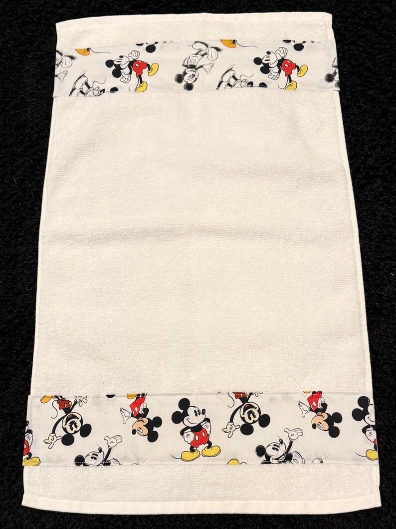 K&ouml;nnte beinhalten: Rustikales Holzschild mit dem Text "Welcome to our home" in wei&szlig;er Schrift. Das Schild hat eine Used-Optik und ein schlichtes, einladendes Design, perfekt f&uuml;r eine Veranda oder einen Eingangsbereich.