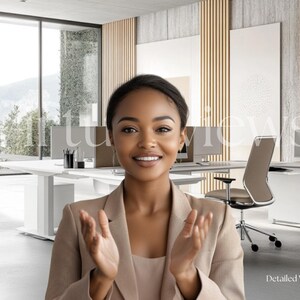 Puede incluir: Una mujer con cabello castaño oscuro y una sonrisa cálida lleva una chaqueta beige y una blusa blanca. Está de pie en una oficina moderna con un escritorio blanco y una gran ventana en el fondo.