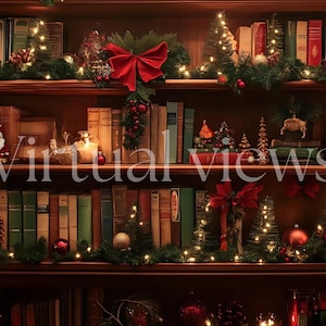 Può includere: Una libreria in legno decorata per Natale con libri, ornamenti e luci. La libreria ha tre ripiani ed è piena di libri di varie dimensioni e colori. Ci sono anche decorazioni natalizie, tra cui ornamenti rossi e bianchi, una statuetta di Babbo Natale e un fiocco rosso. La libreria è illuminata da luci bianche di Natale.
