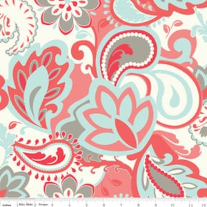 Puede incluir: Primer plano de una tela con diseño de cachemira. El patrón presenta grandes motivos florales y de cachemira estilizados en coral, azul claro, gris y blanco. La tela es probablemente de algodón o un material similar, adecuado para acolchar o ropa.