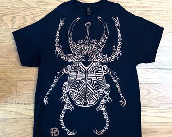 MADE TO ORDER Kever - handgeschilderde gebleekte T-shirts