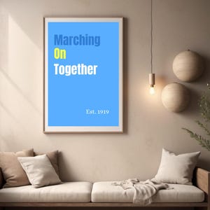 Puede incluir: Una impresión enmarcada con un fondo azul claro y texto blanco que dice "Marching On Together" y "Est. 1919".