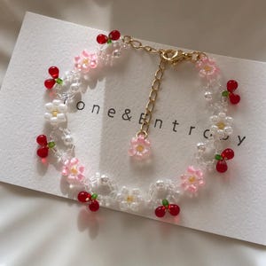 Schattige armband met kersen- en kralenbloem | meisjesachtig ding | kersenarmband | origineel ontwerp | virale armband