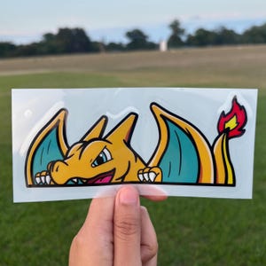 Pegatina de Charizard Peeker / Divertida calcomanía de vinilo de dragón / Pegatina de Pokémon para coche y portátil con cola de llama, regalo de juego retro para coche y ventana